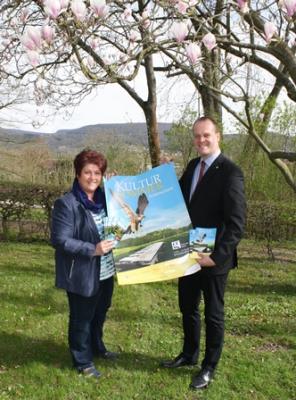Mit dem Frühling kommt das Programm des Kultursommers, welches Landrat Stefan G. Reuß zusammen mit Sylvia Weinert (Kultur Werra-Meißner) hier präsentieren.