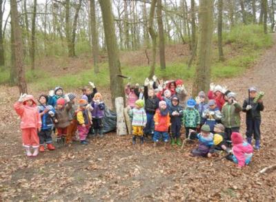 Freude bei den Rotkäppchen- und Dornröschenkindern: sie haben ihren Märchenwald geputzt. I Foto: Kita "Märchenland" (Bild vergrößern)