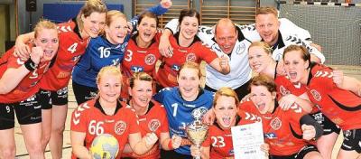 So sehen Sieger aus: Die Handballerinnen der HSG Hude/Falkenburg feierten den Pokalsieg in eigener Halle.  Bild: Guido Finke