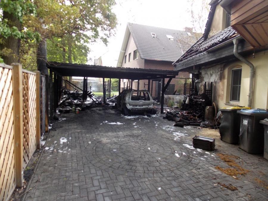 falkensee.de - Mit 40 Einsatzkräften vor Ort: Auto, Carport ... falkensee.de - Mit 40 Einsatzkräften vor Ort: Auto, Carport ...