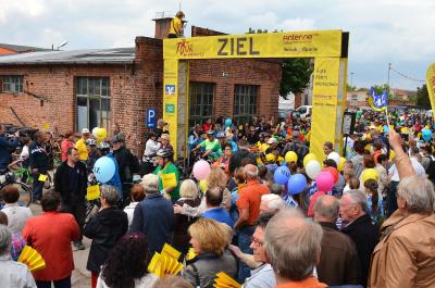 Die Wittenberger bereiten den Radlern der Tour de Prignitz einen tollen Empfang I Foto: Gerhard Baack (Bild vergrößern)