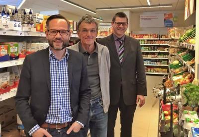 Michael Roth besuchte Stellenwert Geschäftsführer Matthäus Mihm und Bürgermeister Friedel Lenze im Frankershäuser „Lädchen für alles“. (Foto: Hanna Schmuch)