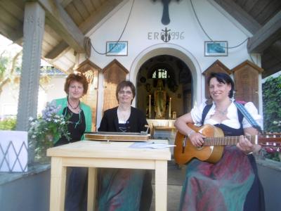 Foto zur Meldung: Stimmungsvolle Maiandacht an der Schedlbauer Kapelle