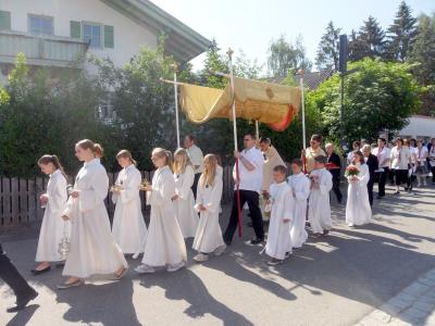 Foto zu Meldung: Feierliche Fronleichnamsprozession mit Pfarrer Drexler und Diakon Josef Aigner