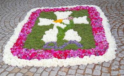 Foto zur Meldung: Blumenteppich beim Fronleichnamsfest