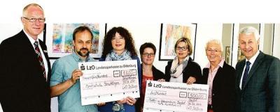 Foto zur Meldung: Stiftung übergibt 2000 Euro an Verein und Schule