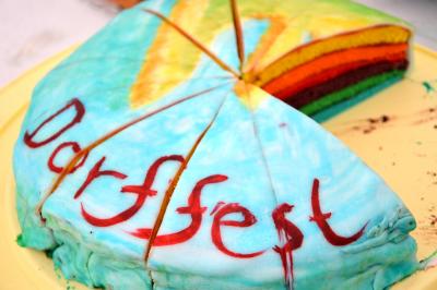 Beliebt und legendär bei allen Gästen des Dorffestes: das Kuchenbüfett, das die Frauen aus den Dörfern mit Fantasie und Können vorbereitet hatten (Bild vergrößern)