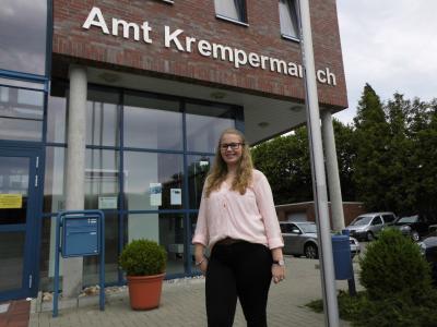 Amelie Niemand vor dem Amtsgebäude (Bild vergrößern)