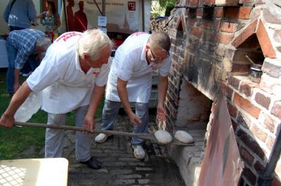 Foto zur Meldung: Dampfend frisches Brot und leckerer Kuchen - Backofenfest lädt wieder ein am 13. September 2015