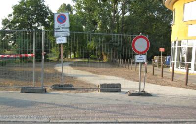 Der Radweg in der Erlenstraße wurde nun bis zum Gehweg Bahnhofstraße von Mitarbeitern des Fachbereichs Grünflächen angeschlossen. In den kommenden Tagen wird der Bauzaun durch Poller ersetzt.