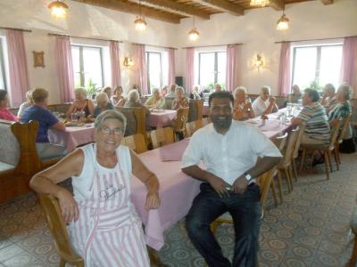 Foto zur Meldung: Pfarrer Arul aus Südindien zu Besuch bei den Senioren