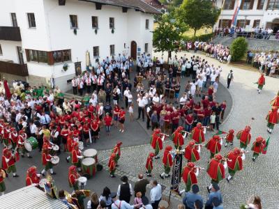 Foto zu Meldung: 900 Jahre Prackenbach – der Auftakt war überwältigend – Viel Lob über den herausgeputzten Ort