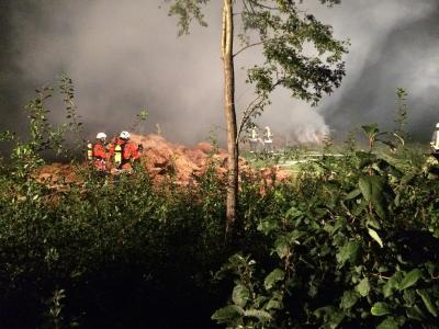 Foto zur Meldung: Feuer mittel - Krüzen brennen Rundballen Foto zur Meldung: Feuer mittel - Krüzen brennen Rundballen