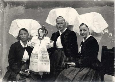 Mädchen mit TotenkroneBurg 1943 Original Foto Steffen-Burg 2 (2) (Bild vergrößern)