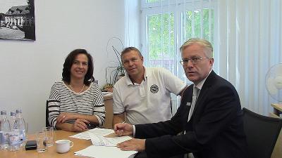 v.r.: Matthias Kremer, Sven Steller und Barbara Richstein bei der Unterzeichnung