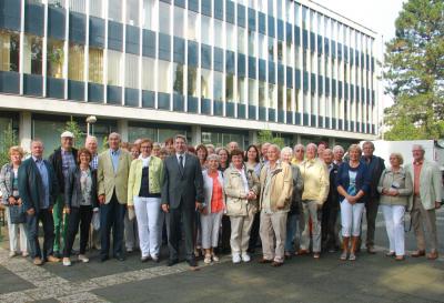 Die Wittnberger Delegation vor dem Elmshorner Rathaus auf dem Weg zum Bürgerempfang I Foto: Horst Podiebrad (Bild vergrößern)
