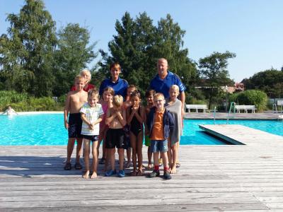 Auf dem Foto:Mandy Rügenhagen, Fachangestellte für Bäderbetriebe, und Schwimmmeister Maik Siemann mit den Kindern