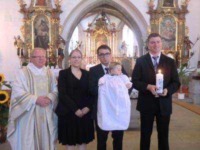 Foto zur Meldung: Taufe von Alexander Schötz in der Pfarrkirche