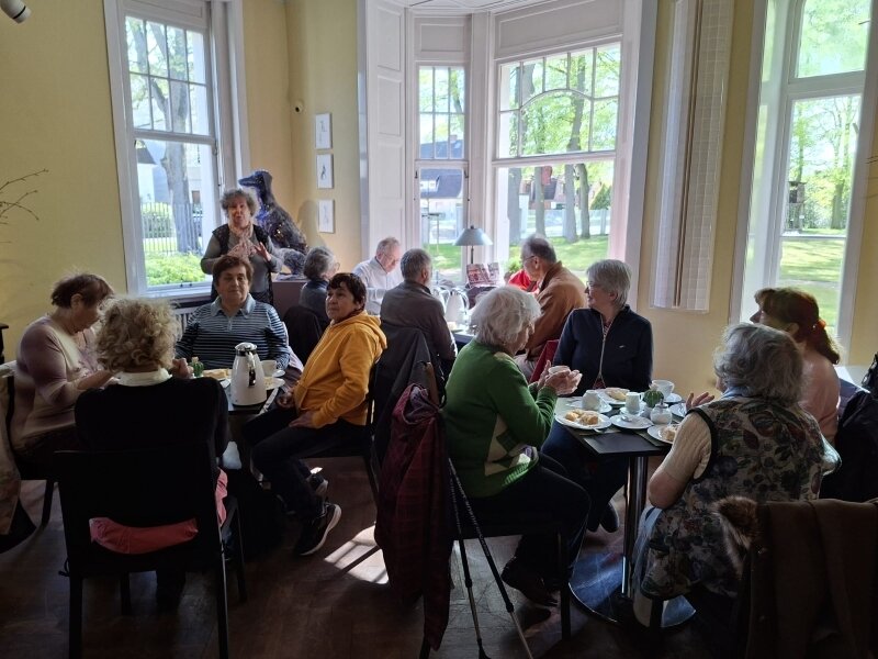 Ein gemütlicher Abschluss des Ausflugs. Die Teilnehmenden genießen Kaffee und Kuchen in einem kleinen Café. 