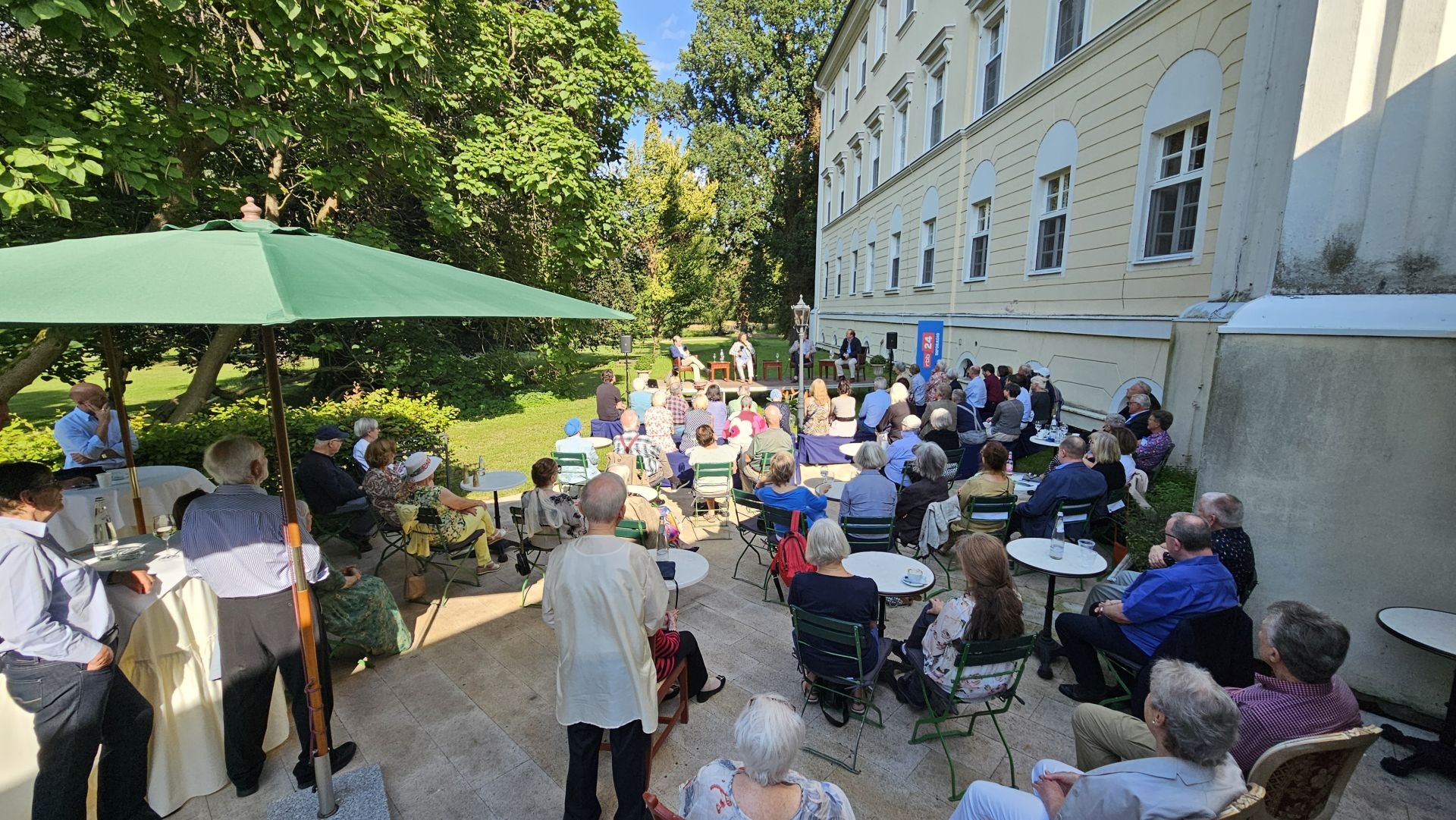 Gesprächsrunde am Schloss Lübbenau. Foto: Dörthe Ziemer