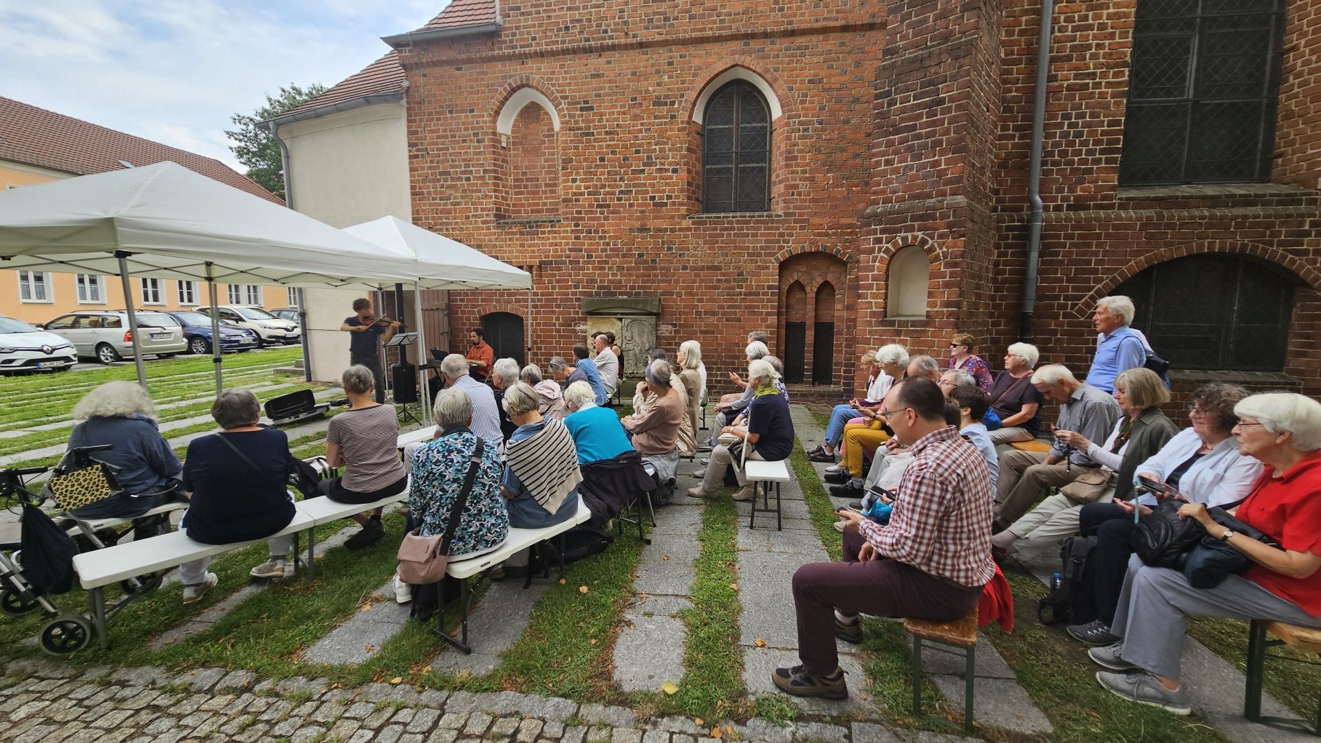 Lieder singen, wenn einem die Worte fehlen: Das konnten Konzertgäste in Lübben, begleitet von Aaron Korr an der Violine und Dieter Gericke am Klavier. Foto: Dörthe Ziemer