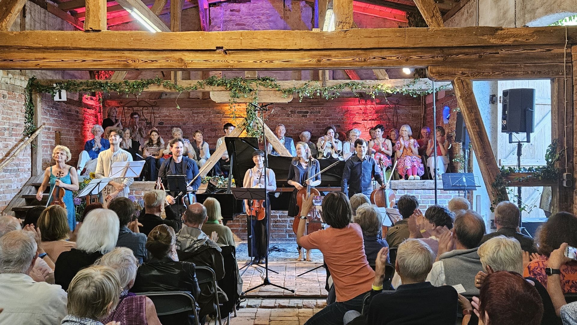 Gemeinsames Erleben im Konzertsaal: Das ging fast nirgendwo so gut wie in der Scheune an der Drauschemühle in Bornsdorf. Foto: Dörthe Ziemer