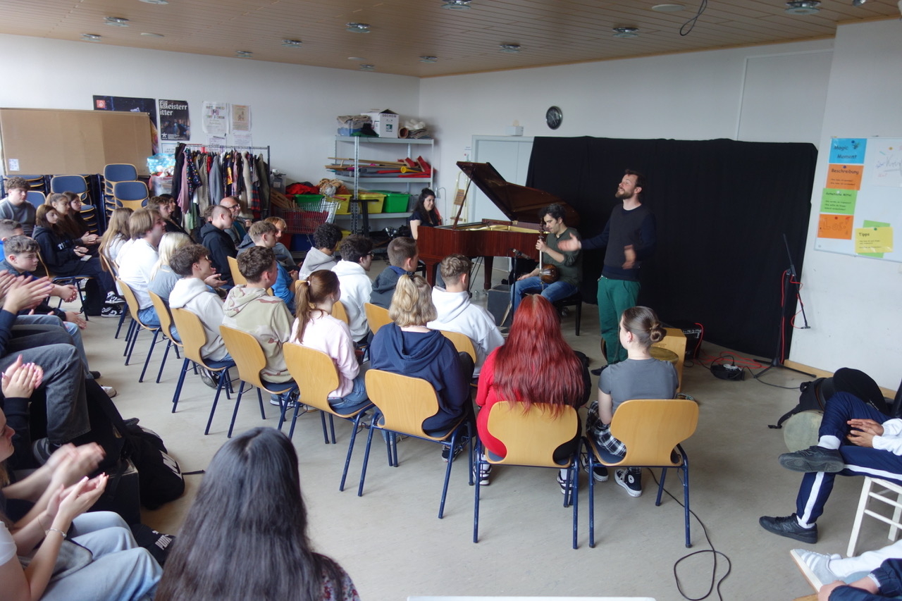 Das 'Jolaee-Trio' beeindruckte die Schülerinnen und Schüler in der Möllner Gemeinschaftsschule und im Beruflichen Bildungszentrum mit ungewöhnlichen Klängen und Rhythmen