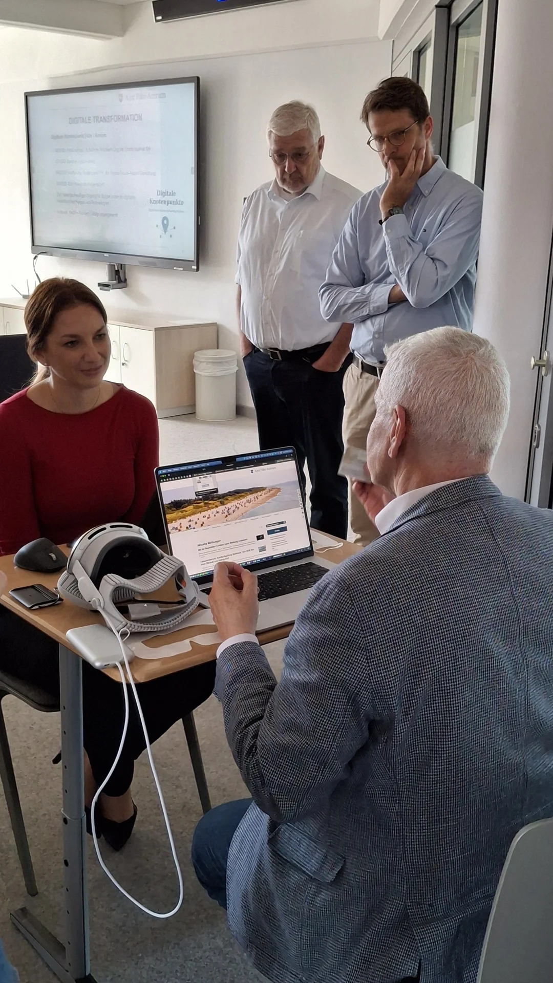 Ministerin Finke lässt sich die bürgerfreundlichen „Digitalen Knotenpunkte“ vom Digitalisierungsexperten Peter Zell vorstellen, während Wyks Bürgermeister Uli Hess und Amtsdirektor Stemmer gespannt zusehen (Foto: AmtFA Andreas Hansen)