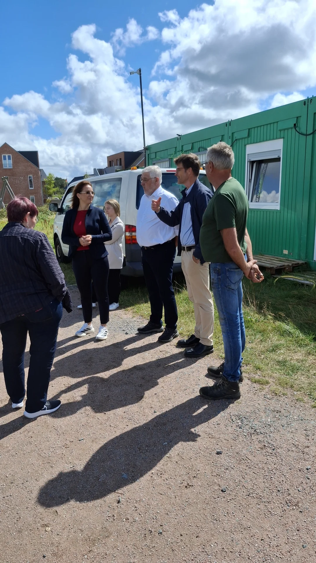 Der im Bau befindliche attraktive, bezahlbare Wohnraum beeindruckt auch Ministerin Finke (Foto: AmtFA Andreas Hansen)