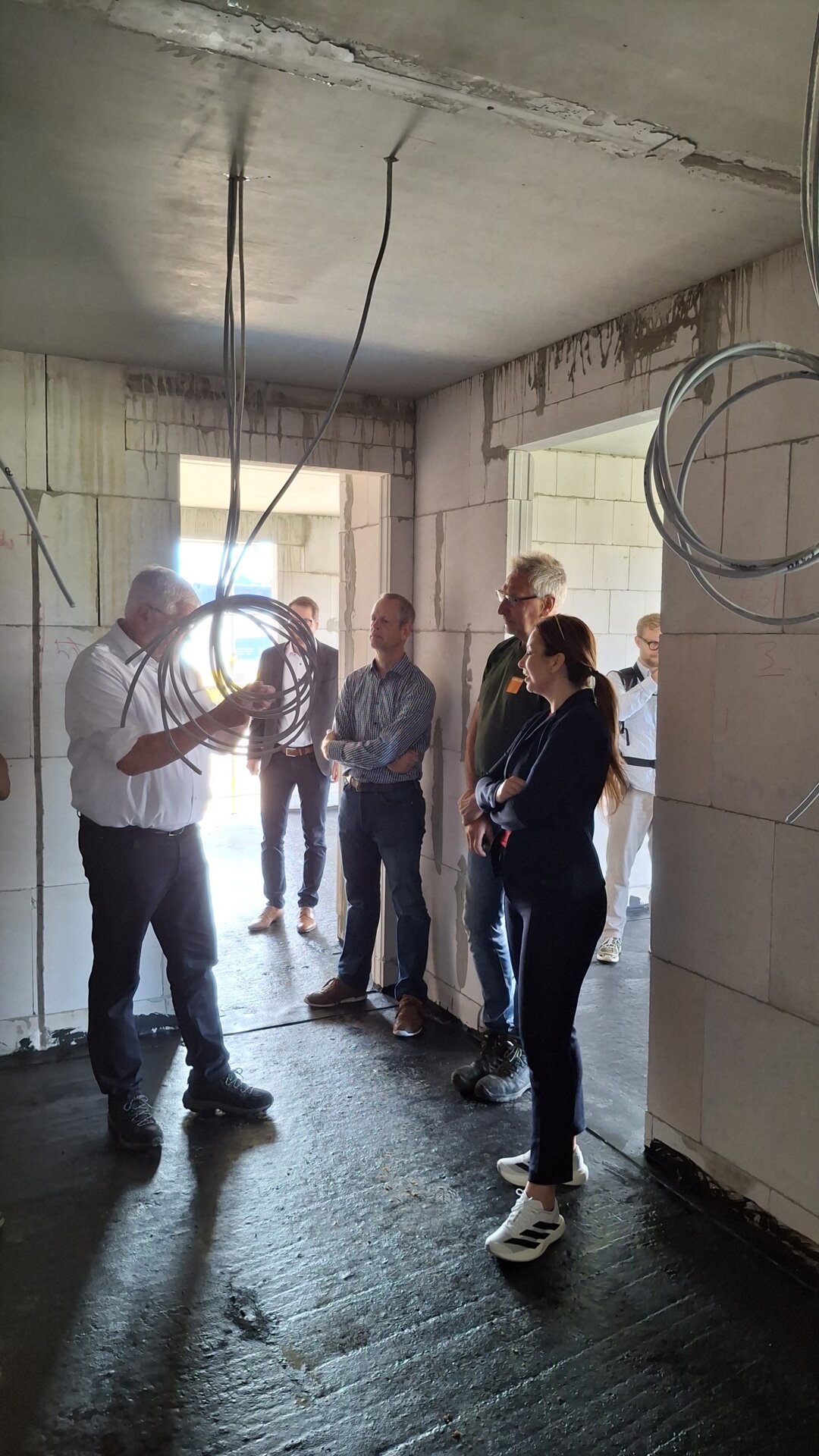 Der im Bau befindliche attraktive, bezahlbare Wohnraum beeindruckt auch Ministerin Finke (Foto: AmtFA Andreas Hansen)