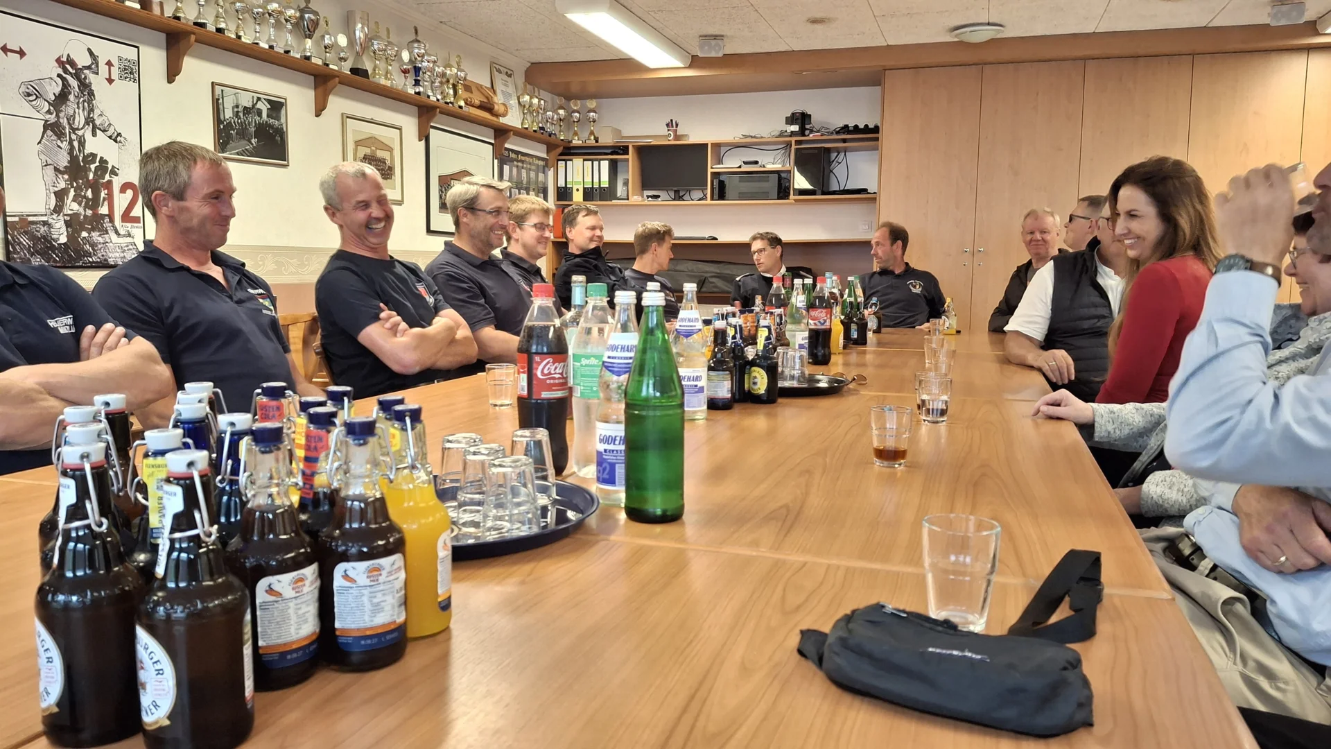 Menschen, die sich verstehen: Herzliche Stimmung beim Feuerwehrempfang in Oldsum (Foto: AmtFA Andreas Hansen)