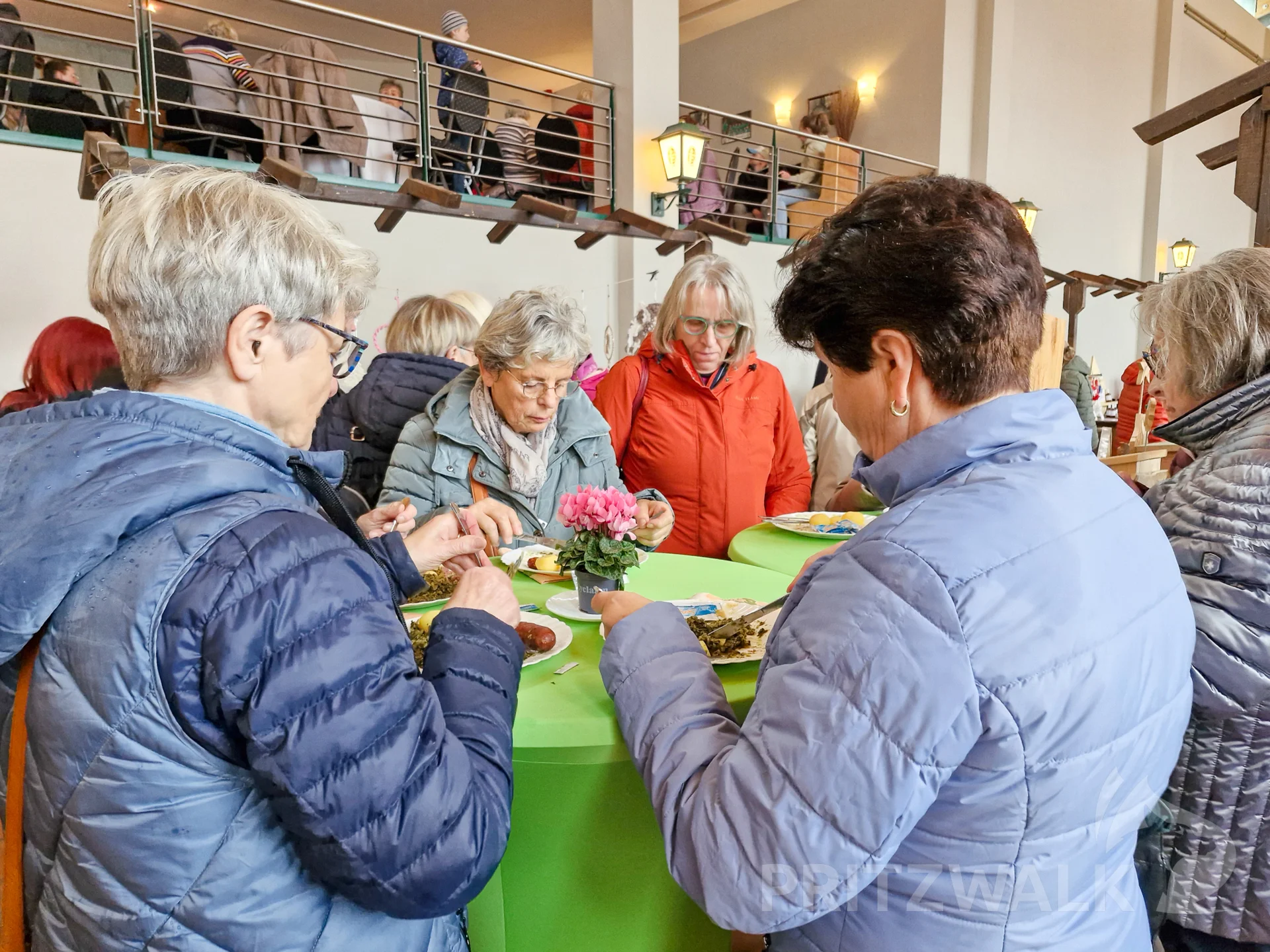 Die Gäste ließen sich das Prignitzer Nationalgericht Knieperkohl schmecken. Foto: Stadt Pritzwalk