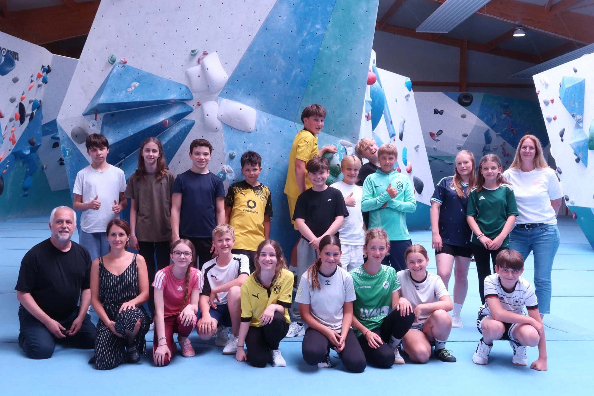 Die Kl. 7c in der Boulderhalle Glücksgriff