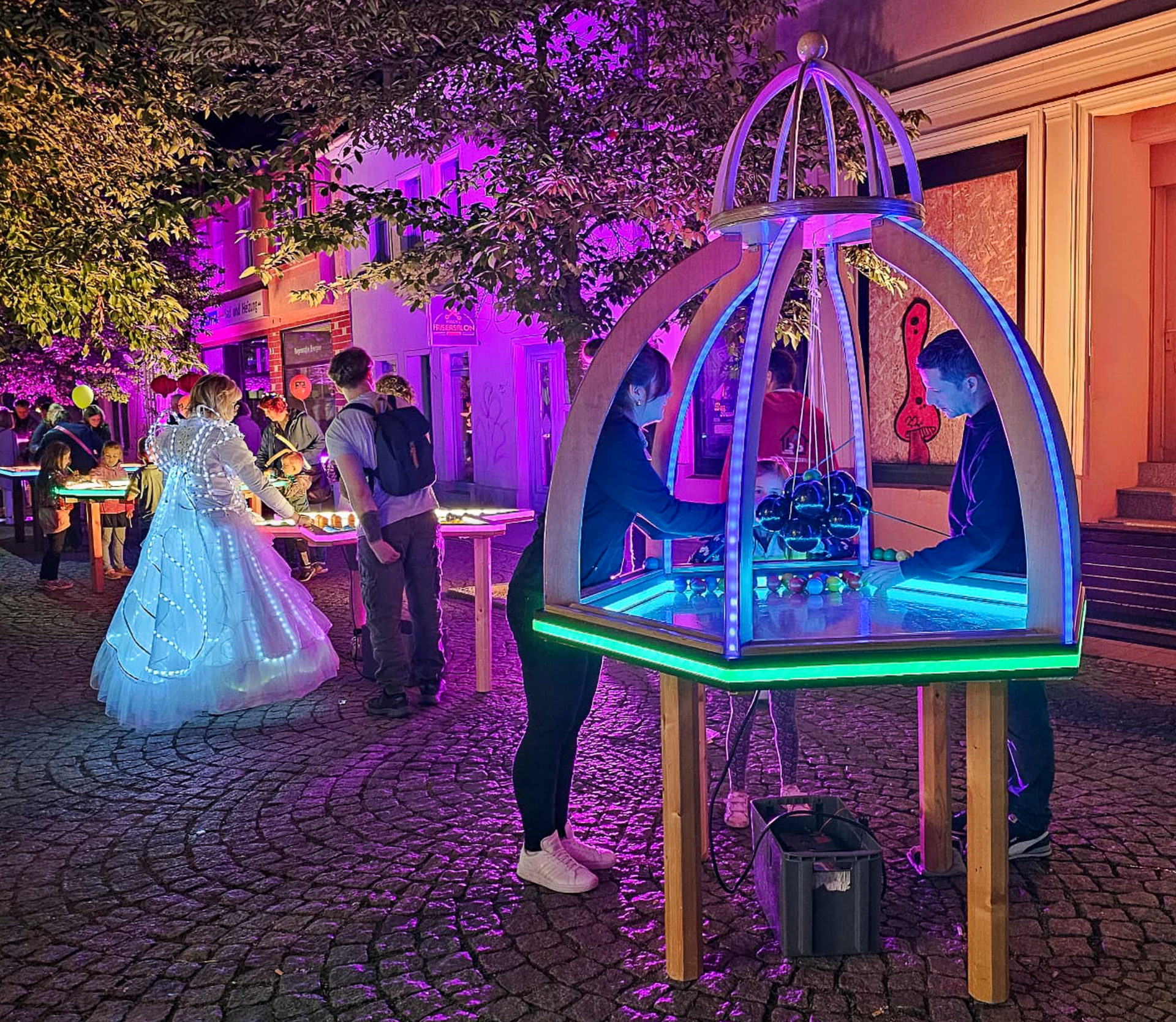 LED-Lichtspiele im XXL-Format warten auf die Besucher. Foto: Franziska Liebing