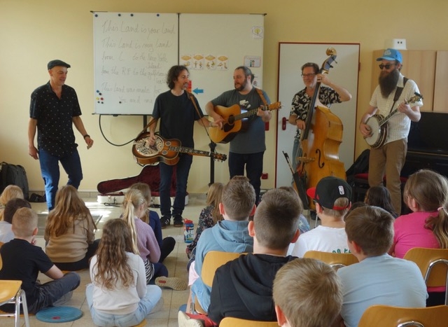 'Cole Quest & The City Pickers' spielen in der Till-Eulenspiegel-Grundschule in Mölln © Jörg Rüdiger Geschke