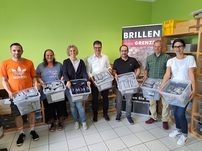 2024-06-21_BRILLEN-ohne-GRENZEN_WIAF-gGmbH_Brillen-Uebergabe_an_Gemeinde-NOHFELDEN_Gruppen-Foto_H-700