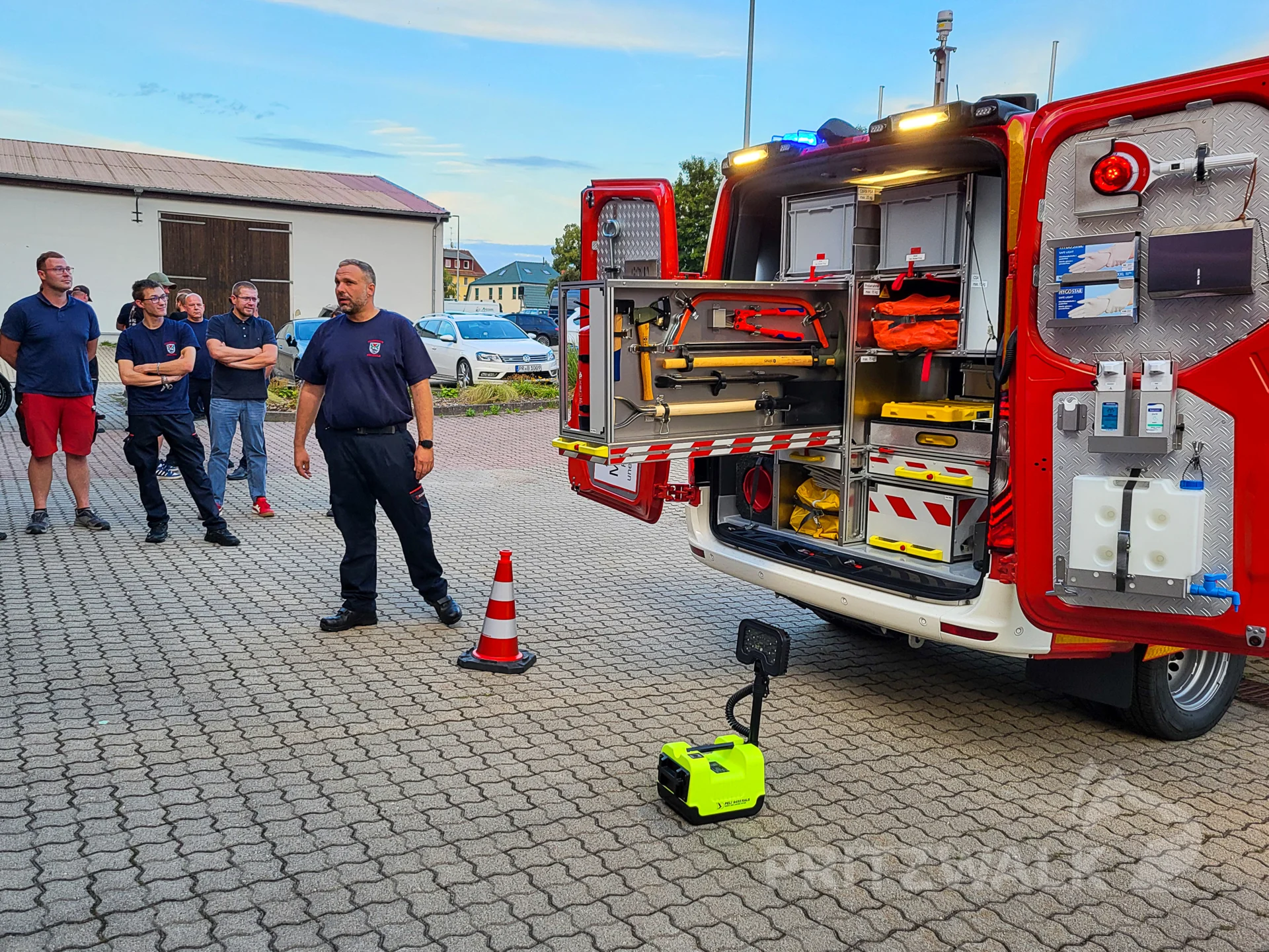 Roberto Buschow erklärt, welche Messgeräte das CBRN-Fahrzeug an Bord hat. Foto: Stadt Pritzwalk