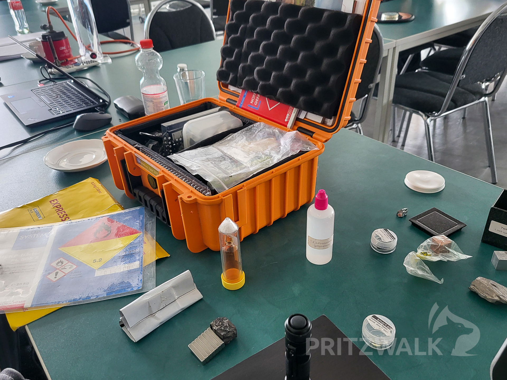 In seinem Koffer hatte Alexnder Ttrenn eine Reihe von Experimenten mitgebracht. Foto: Stadt Pritzwalk