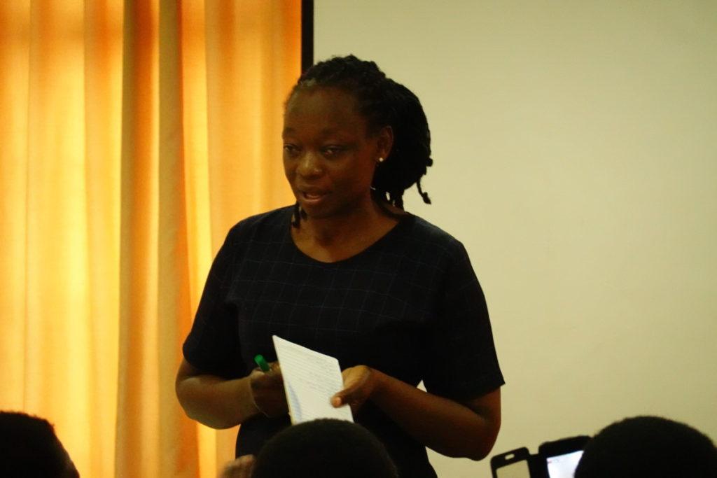 Janet Omolo gibt einen Bericht über die Aktivitäten der WoFaAK in Siaya ab.