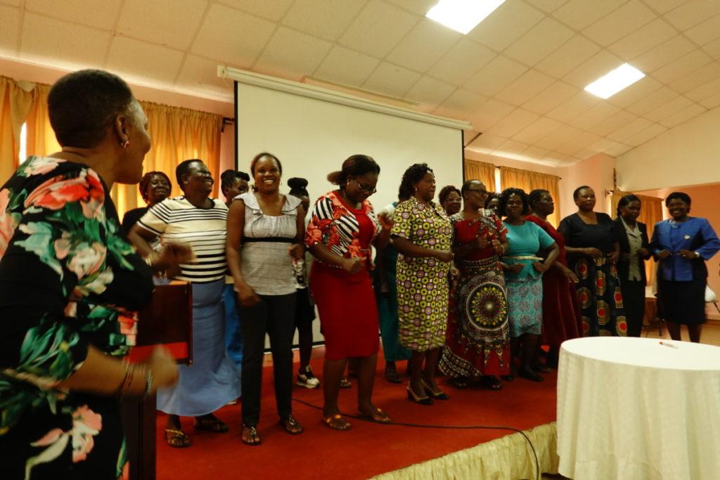 Die Frauen von Kakamega stimmen uns mit einer Tanzvorführung ein und dem Motto der WoFaAK- Mitglieder: