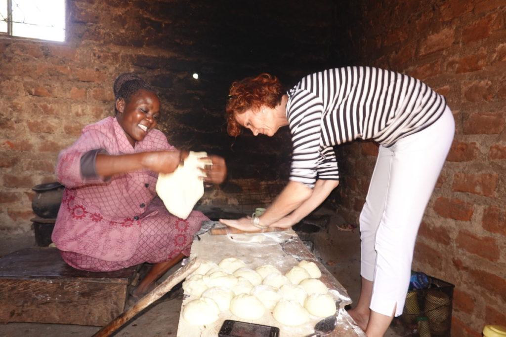 Beate Schmidt in der Küche von Sarah (links) – gemeinsam stellen sie Chapati (Pfannkuchen) her.