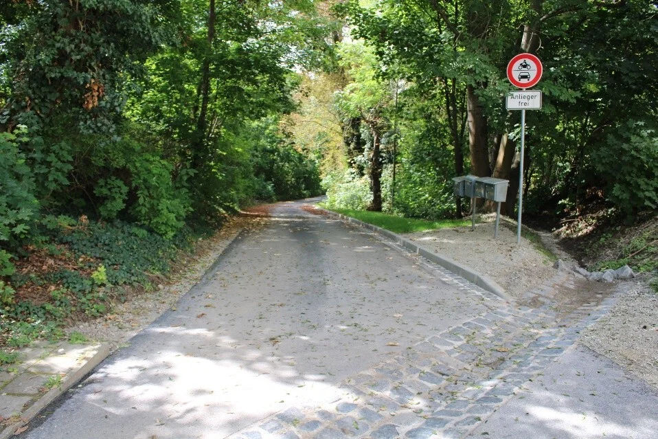 Der obere Teil des Ronneburger Weges in Vitzenburg wurde im Rahmen der Flurbereinigung grundhaft saniert und mit Entwässerungsbauwerken ausgestattet.