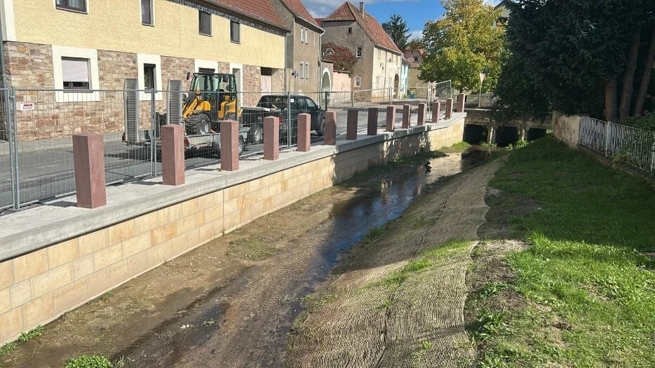 Die Stützmauer in der Straße des Friedens von Lodersleben konnte mit Fördermitteln der EU aus dem ELER Programm saniert werden.