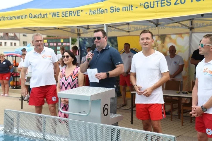 Zu den Startschwimmern des diesjährigen 24-Stunden-Schwimmens gehörten die 2. Bürgermeisterin der Stadt Karlstadt, Frau Martha Bolkarth-Mühlrath und der Landtagsabgeordnete Sven Czechalla.