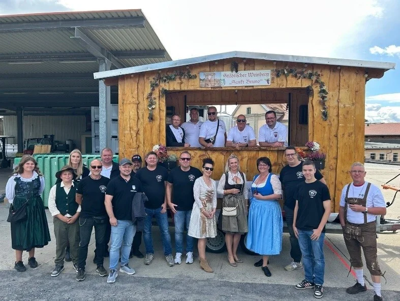 Beim Winzerfestumzug in Freyburg präsentierte sich die Stadt und machte Werbung für den Edlen von Querfurt und für den Bauernmarkt
