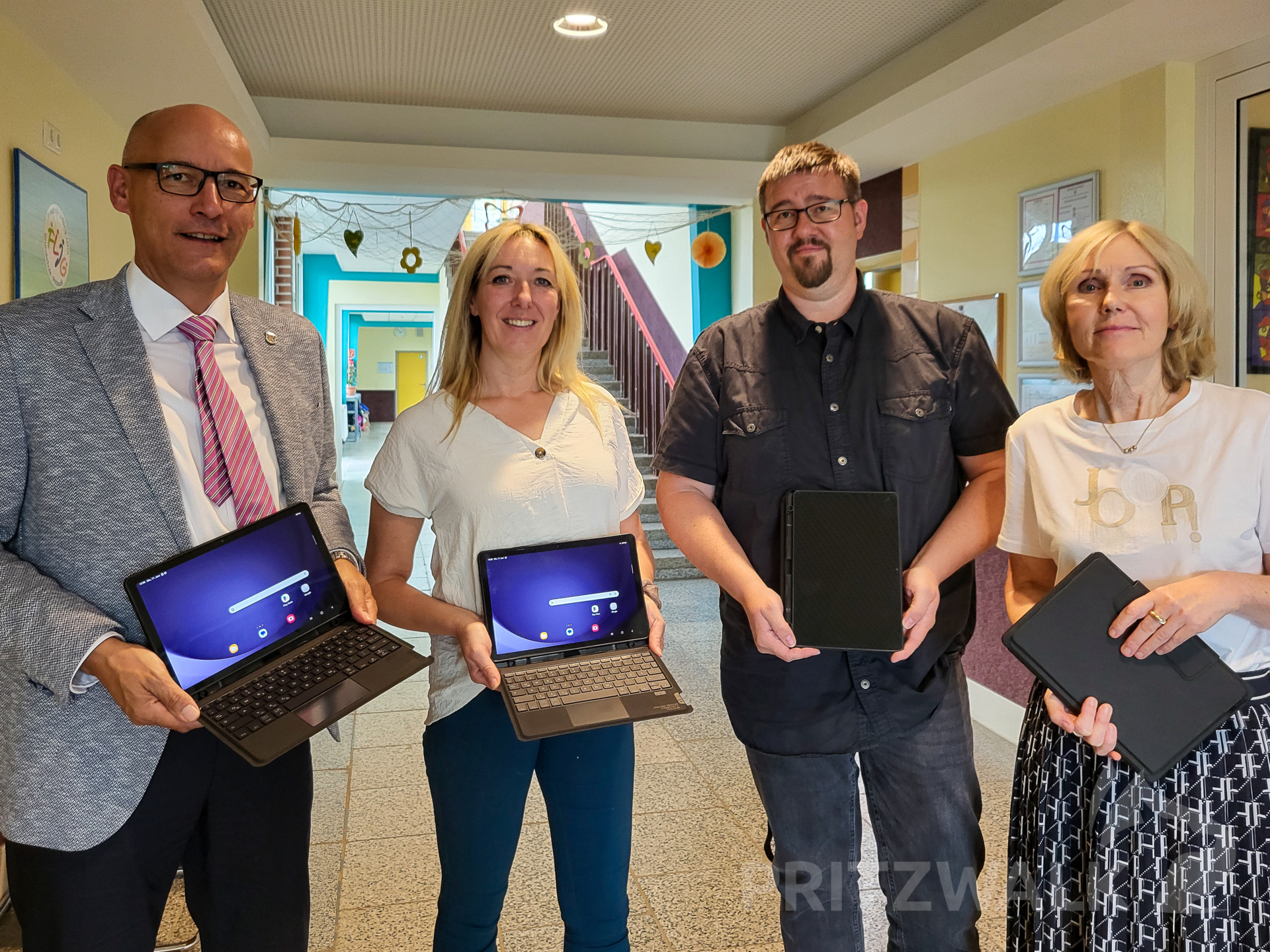 Bürgermeister Dr. Ronald Thiel (l.) und Andreas Grünberg übergaben die Tablets in der Jahnschule an Schulleiterin Britta Schwarz (r.) und Nicole Czaja. Foto: Beate Vogel