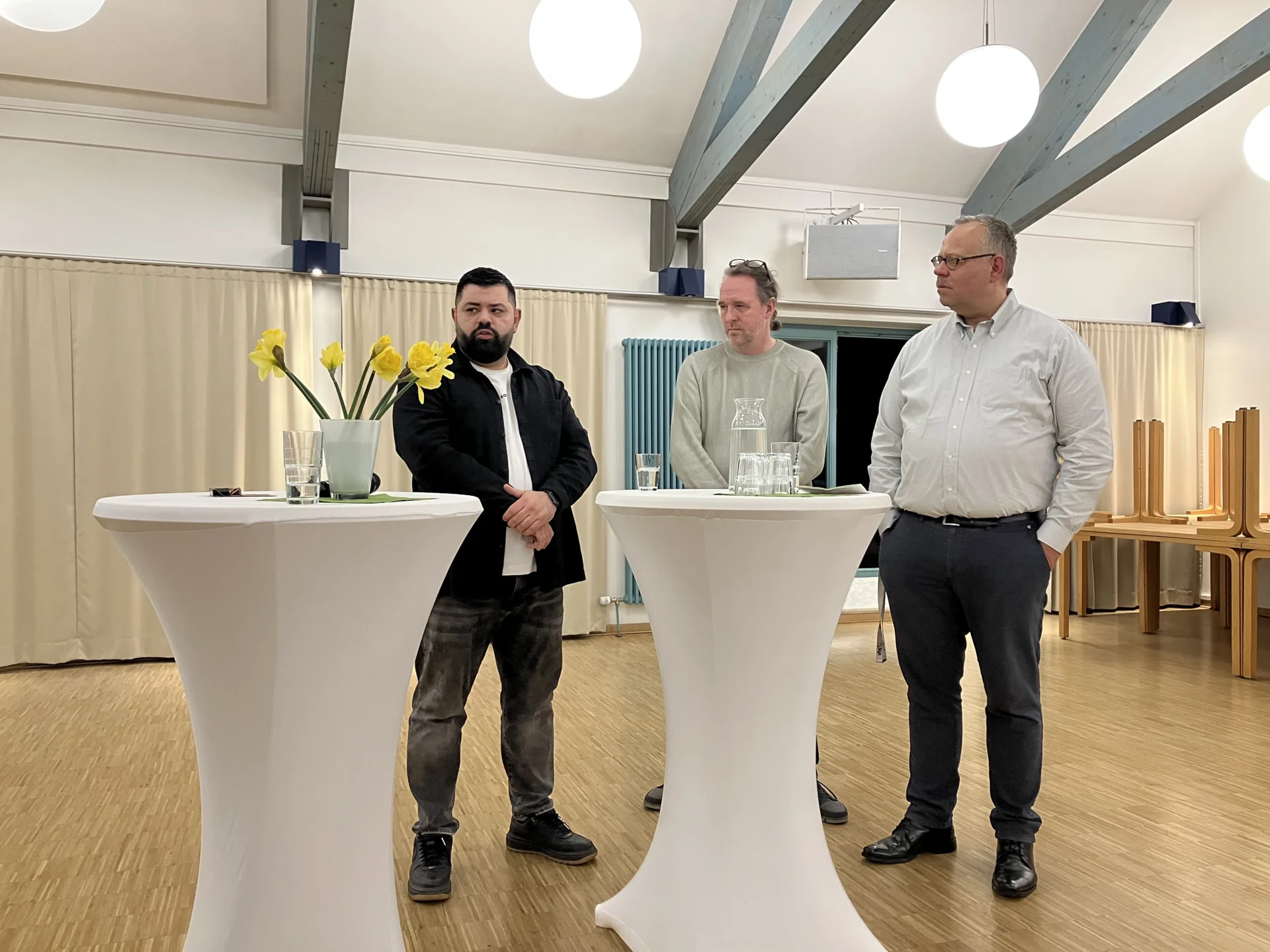 Veli Yaşar (li.), Überlebender des Möllner Brandanschlages in der Ratzeburger Straße, Mark Sauer von Verein Miteinander leben e.V. und Frank Feier von der VHS Bargteheide © Anna Roggensack