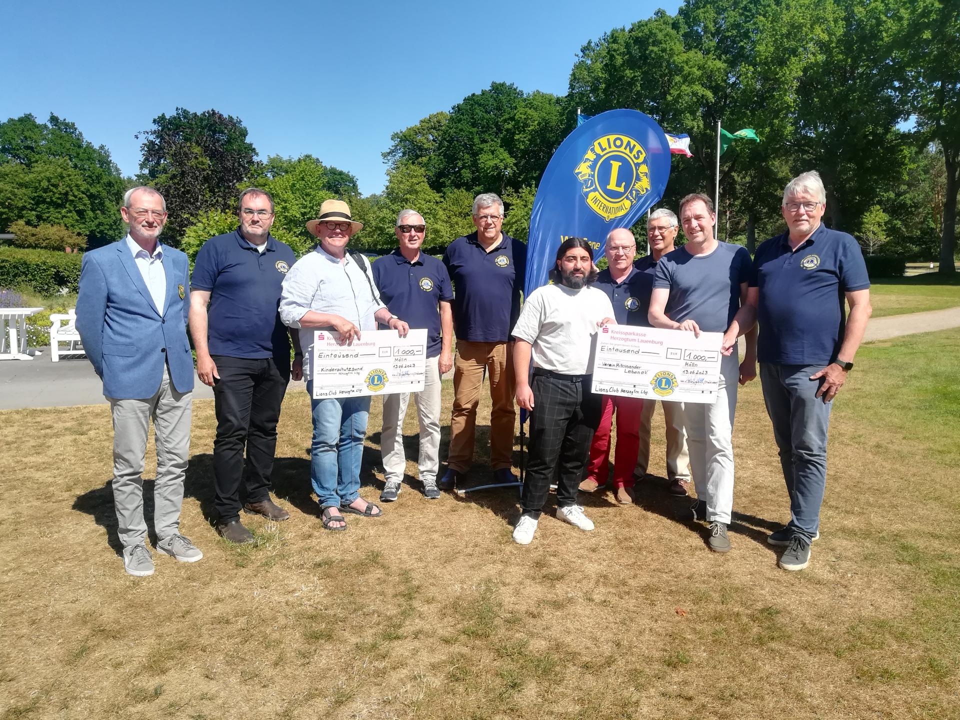 Lions Club Herzogtum Lauenburg überreicht die Erlöse aus dem Golf-Benefizturnier 2022 an den Verein Miteinander leben e.V. und den Kinderschutzbund Herzogtum Lauenburg e.V.