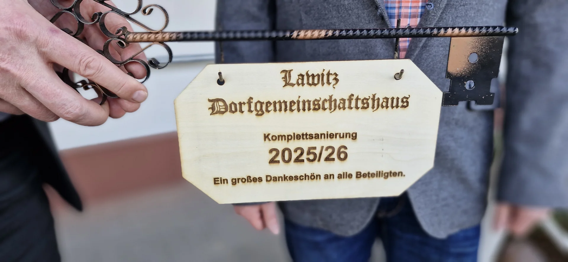 Symbolische Schlüsselübergabe