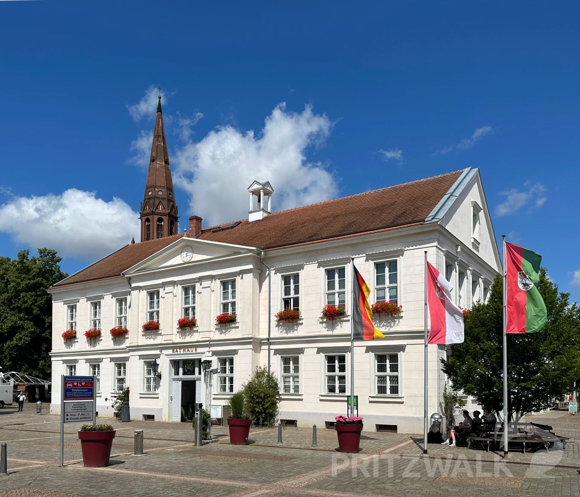 Das Rathaus und die St. Nikolai Kirche sind beliebte Stopps bei einer Stadtführung in Pritzwalk. Foto: Museumsfabrik Pritzwalk